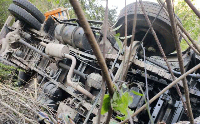 ट्रक दुर्घटनाग्रस्त, दो लोगों की मौत, कई घायल