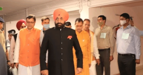 विधानसभा पहुंचने पर राज्यपाल को गार्ड ऑफ ऑनर दिया गया