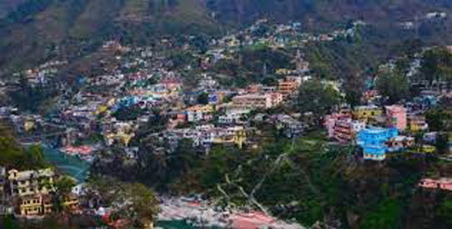मोटर मार्ग का मलबा गिरने से नगर को खतरा