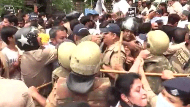 माहरा के नेतृत्व में कांग्रेसियों ने विशाल प्रदर्शन करते हुए राजभवन का घेराव किया