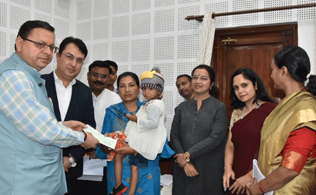 मुख्यमंत्री पुष्कर सिंह धामी ने कांस्टेबल स्वर्गीय प्रदीप कुमार की पत्नी दीपमाला को मुख्यमंत्री कैम्प कार्यालय में 50 लाख रुपए का चेक सौंपा