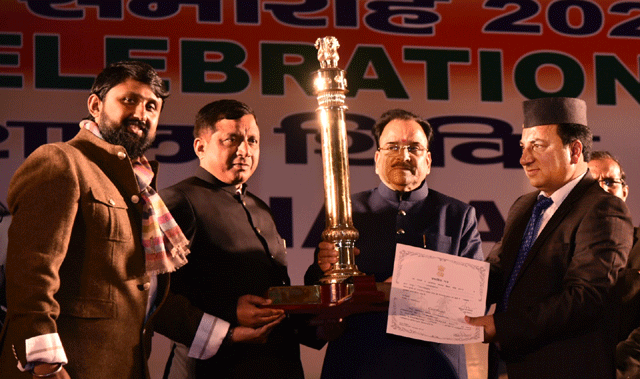 गणतंत्र दिवस पर उत्तराखण्ड की झांकी को प्रथम स्थान के लिये किया गया पुरस्कृत