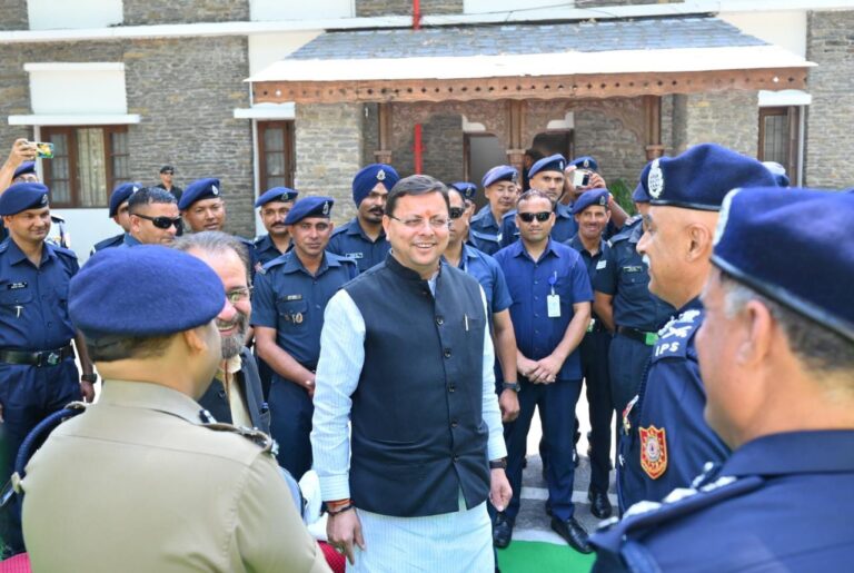 धामी ने मुख्यमंत्री कैम्प कार्यालय में एन.डी.आर.एफ के जवानों का स्वागत किया