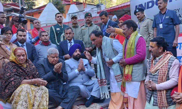 उपराष्ट्रपति  ने सपत्नीक गंगोत्री धाम के दर्शन किए