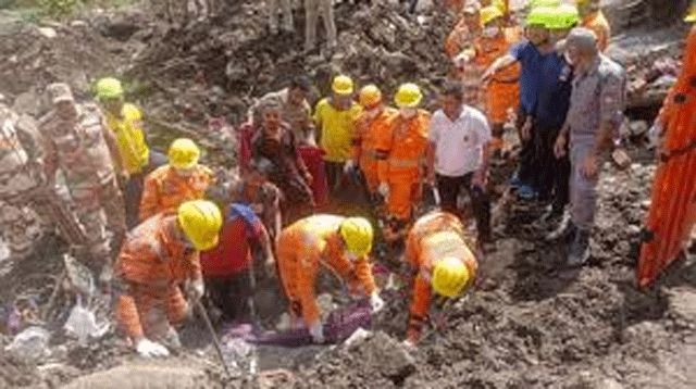 नंदानगर इलाके में 16 घंटे के बाद मलबे से जिंदा बाहर निकला