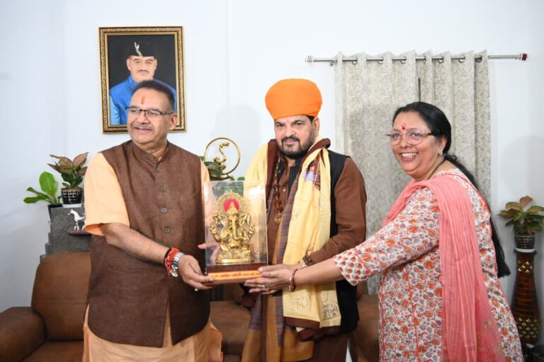 कैबिनेट मंत्री गणेश जोशी ने अपने आवास पर पूर्व सांसद बृजभूषण शरण सिंह का किया स्वागत