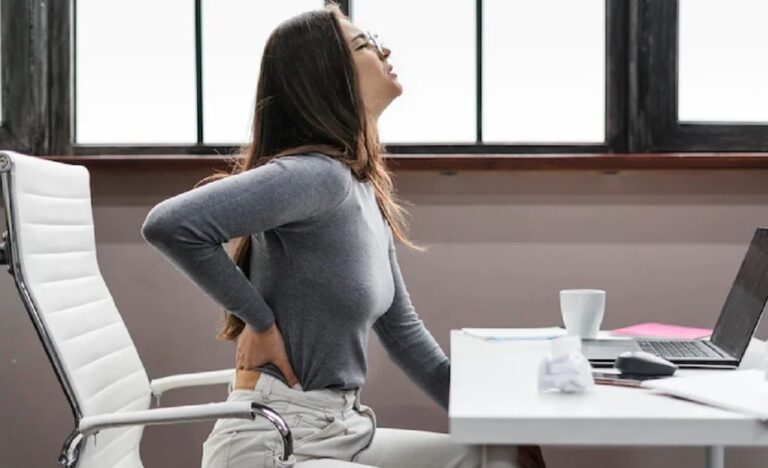 कमर से पैर तक फैलने वाला दर्द हो सकता है साइटिका का संकेत, न करें नजरअंदाज