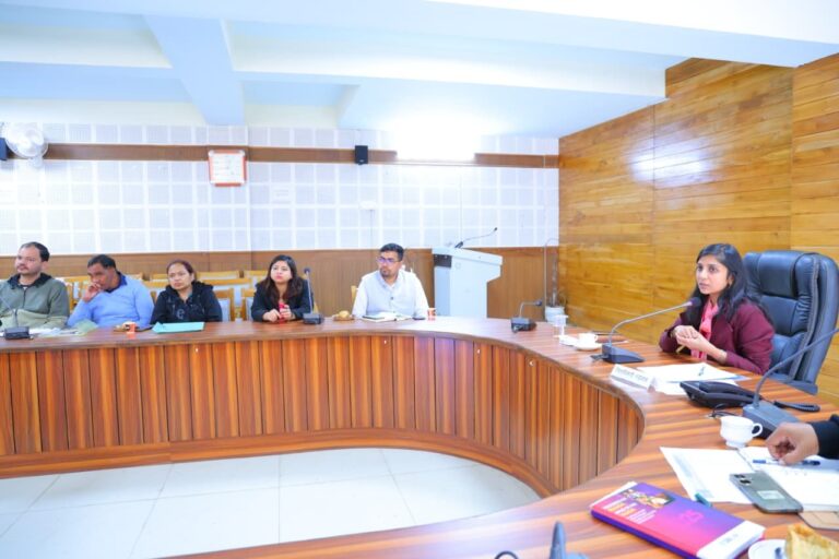 गुणवत्तापूर्ण स्वास्थ्य सेवाएं और संस्थागत प्रसव पर दें विशेष फोकस: जिलाधिकारी