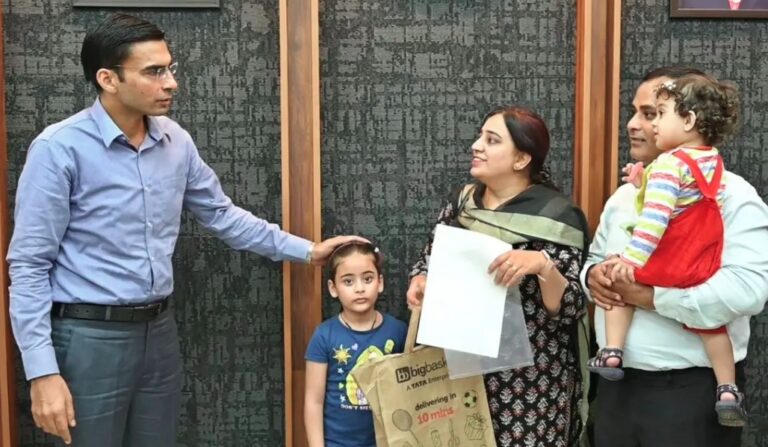 डीएम सविन बंसल के हस्तक्षेप से शिक्षिका को मिला लंबित वेतन और प्रमाण पत्र