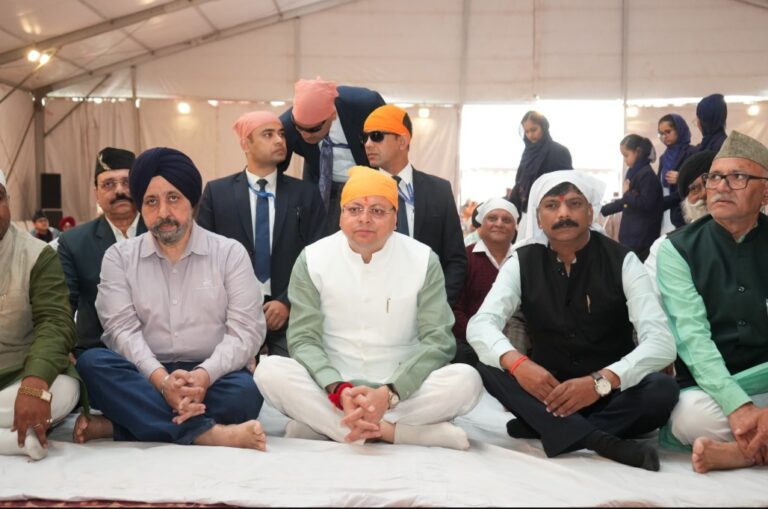 सीएम धामी ने गुरु नानक देव जी के प्रकाश पर्व पर गुरुद्वारा साहिब में टेका मत्था