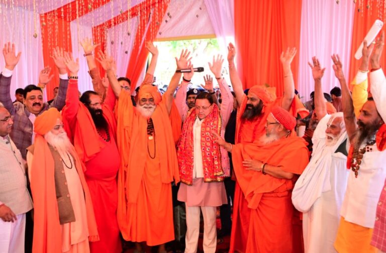2027 हरिद्वार कुंभ की तैयारियाँ तेज, मुख्यमंत्री धामी ने गंगा तट पर संतों संग की महत्वपूर्ण बैठक