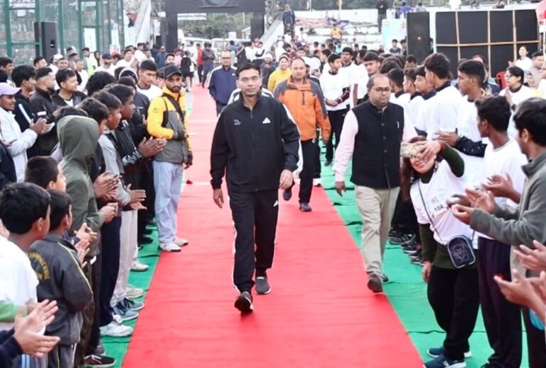 पवेलियन ग्राउंड से शुरू हुई 8 किलोमीटर मैराथन, 700 से अधिक धावक हुए शामिल