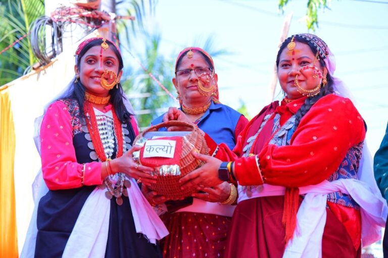 सुण दीदी सुण भुली, मैं त अपण संस्कृति बचौंण चली: जिलाधिकारी