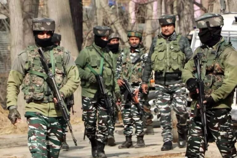 कुपवाड़ा में घुसपैठ की कोशिश नाकाम, सेना की जवाबी फायरिंग में दो आतंकी ढेरकेरन सेक्टर में सर्च ऑपरेशन जारी जम्मू। जम्मू-कश्मीर के कुपवाड़ा जिले के केरन सेक्टर में आज सुबह सेना और सुरक्षा एजेंसियों ने घुसपैठ की कोशिश को नाकाम कर दिया। विशेष इनपुट पर शुरू किए गए संयुक्त सर्च ऑपरेशन में सुरक्षाबलों ने जवाबी कार्रवाई करते हुए दो आतंकियों को मार गिराया। इलाका अभी भी सील है और ऑपरेशन जारी है। सेना ने जरूरत पड़ने पर अतिरिक्त बल भी तैनात कर दिए हैं। सुरक्षा एजेंसियां पिछले कुछ हफ्तों से कुपवाड़ा-किश्तवाड़ बेल्ट में लगातार बढ़ी आतंकी हलचल पर नजर बनाए हुए हैं। 6 नवंबर को भी किश्तवाड़ के नाइदगाम के कालाबन जंगल में मुठभेड़ हुई थी, जिसमें एक जवान घायल हो गया था। सूत्रों के मुताबिक दो से तीन आतंकी अभी भी इस इलाके में सक्रिय बताए जा रहे हैं, जिनकी सपोर्ट चेन और नेटवर्क की जांच जारी है।