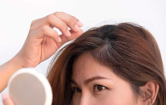 कम उम्र में बाल सफेद होने की बढ़ती समस्या: जानें असल कारण