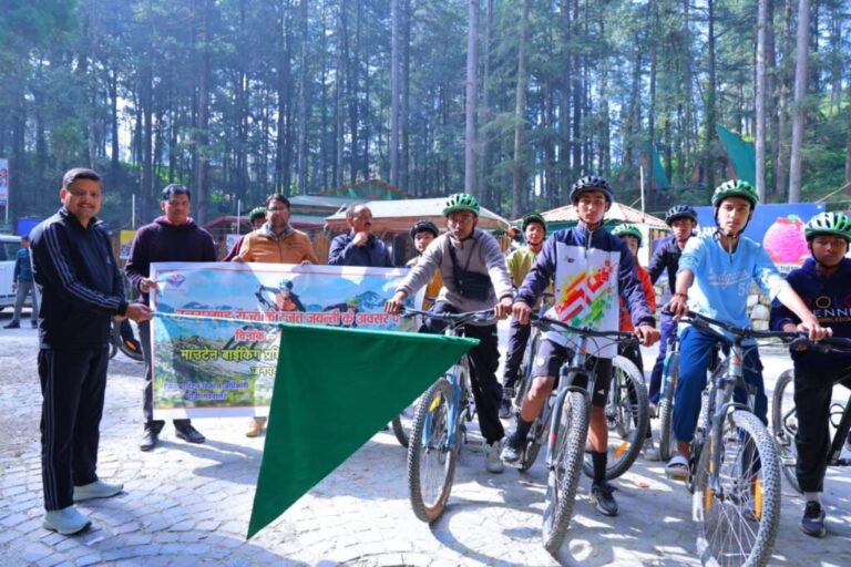 साइकिलिंग से बढ़ता है स्वास्थ्य और पर्यावरण के प्रति जागरुकता का भाव: सीडीओ