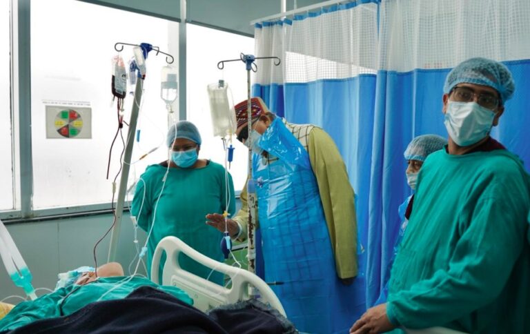 महाराज ने एम्स पहुंचकर गुलदार के हमले में घायल कंचन देवी का जाना हालचाल