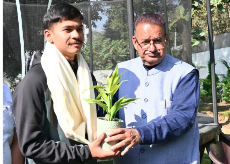 कैबिनेट मंत्री गणेश जोशी ने माउंट एवरेस्ट फतह करने वाले वीरेंद्र सिंह सामंत का किया सम्मान