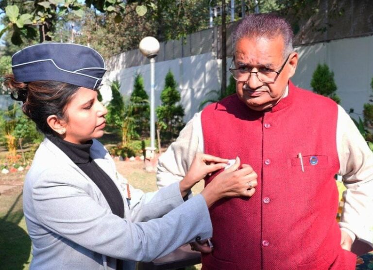 सशस्त्र सेना झंडा दिवस पर सैनिक कल्याण मंत्री गणेश जोशी को लगाया फ्लैग