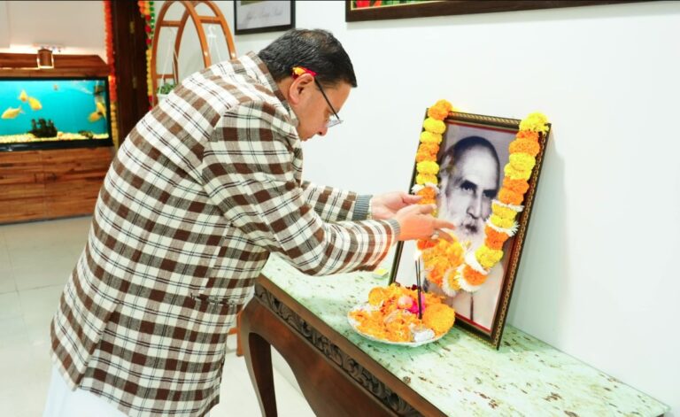 सीएम धामी ने इंद्रमणि बडोनी की जयंती पर उनके चित्र पर पुष्प अर्पित कर दी श्रद्धांजलि