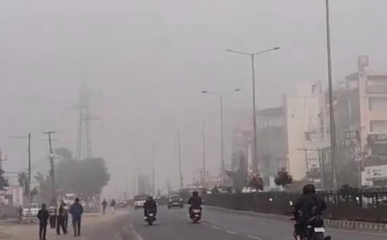 मैदानी क्षेत्रों में कोहरा, पहाड़ों में कड़ाके की ठंड से जनजीवन प्रभावित