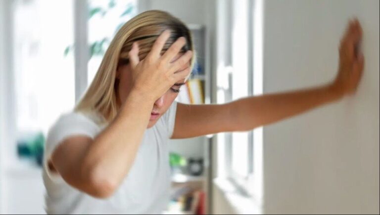 अचानक खड़े होते ही चक्कर आना? यह कमजोरी नहीं, हो सकता है किसी गंभीर बीमारी का संकेत