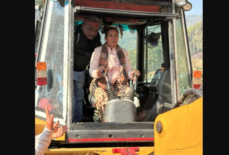 कैबिनेट मंत्री रेखा आर्या ने किया सड़क का भूमिपूजन