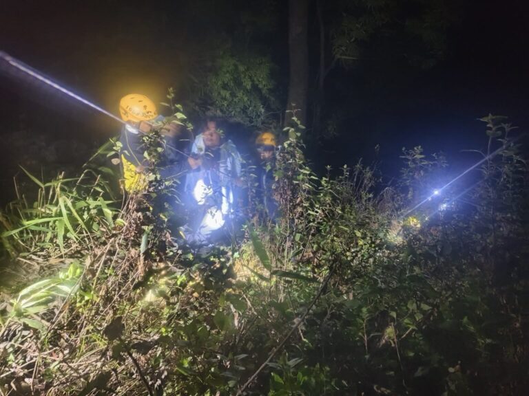 सुखीढांग क्षेत्रांतर्गत खाई में गिरा वाहन, एसडीआरएफ ने रेस्क्यू कर घायलों को पहुंचाया अस्पताल