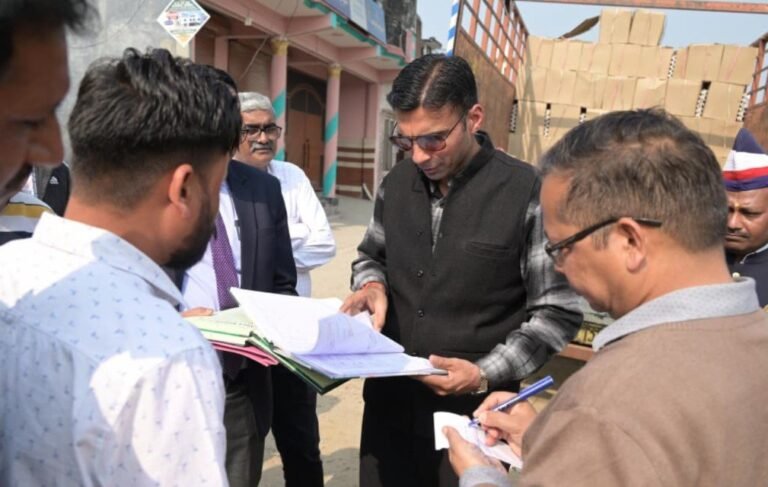 आंगनबाड़ी राशन में गड़बड़ी पर डीएम का बड़ा एक्शन, रुड़की के सेंट्रल गोदाम पर मारा छापा