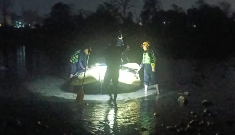 पशुलोक बैराज के निकट टापू पर फंसे युवक को एसडीआरएफ ने किया सकुशल रेस्क्यू