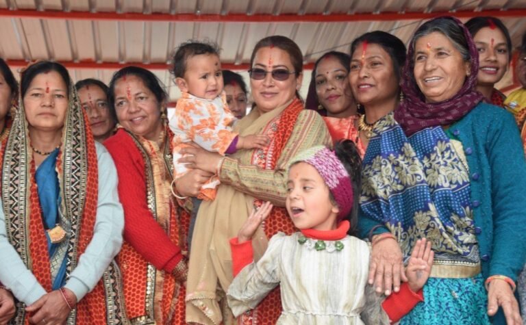 सोमेश्वर में देव पूजन वैशी कार्यक्रम में शामिल हुईं मंत्री रेखा आर्या
