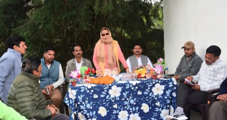 कैबिनेट मंत्री रेखा आर्या ने सुनीं ग्रामीणों की समस्याएं