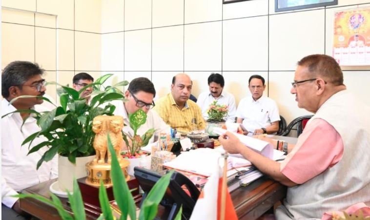 कैबिनेट मंत्री गणेश जोशी ने सिंचाई विभाग के अधिकारियों के साथ की बैठक