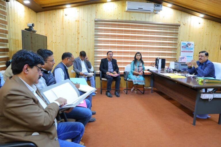 गढ़वाल कमिश्नर ने पेयजल संकट दूर करने के लिए मौके पर जारी किए 25 लाख, जल संस्थान को तीन दिन में जनरेटर लगाने के निर्देश