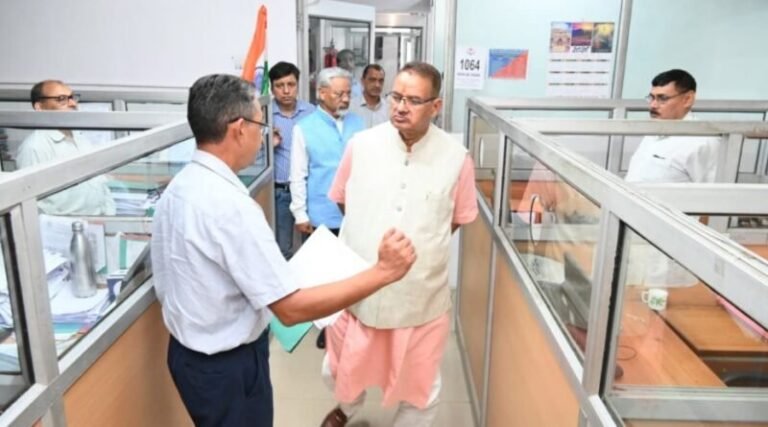 इलेक्ट्रिक स्कूटर से उपनल मुख्यालय पहुंचे मंत्री गणेश जोशी, किया औचक निरीक्षण
